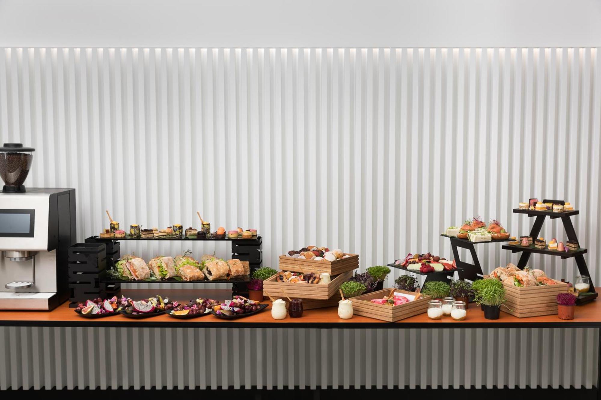 Crystalbrook Riley Hotel Cairns Exterior foto A typical buffet