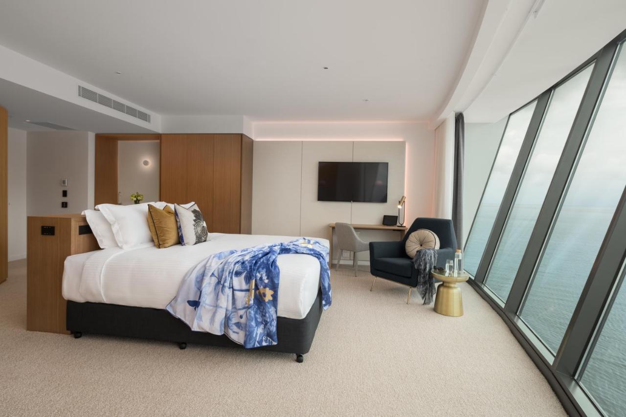 Crystalbrook Riley Hotel Cairns Exterior foto A bedroom at the hotel