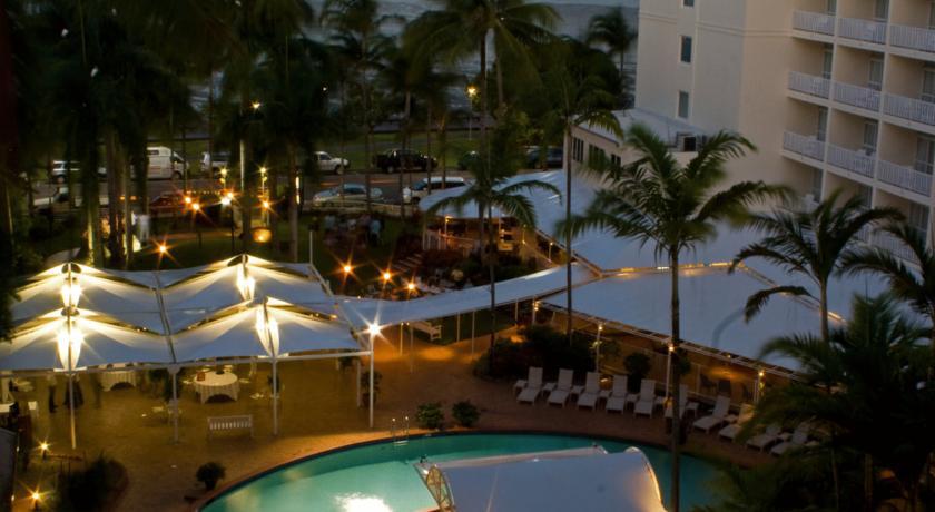 Crystalbrook Riley Hotel Cairns Exterior foto The pool at the Sheraton Hotel
